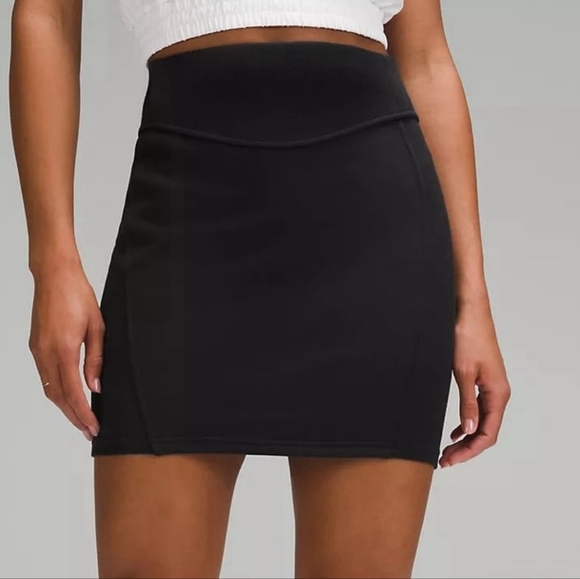 lululemon athletica Dresses & Skirts - NWT Lululemon Scuba High Rise Mini Skirt Size Medium (BLK) LW8ALSS